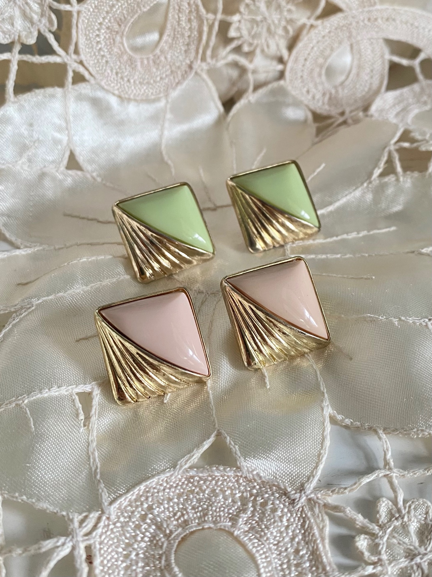 עגילי וינטג׳ 🩷💚 וינטאג' יד שנייה בנמיז - Nemyz