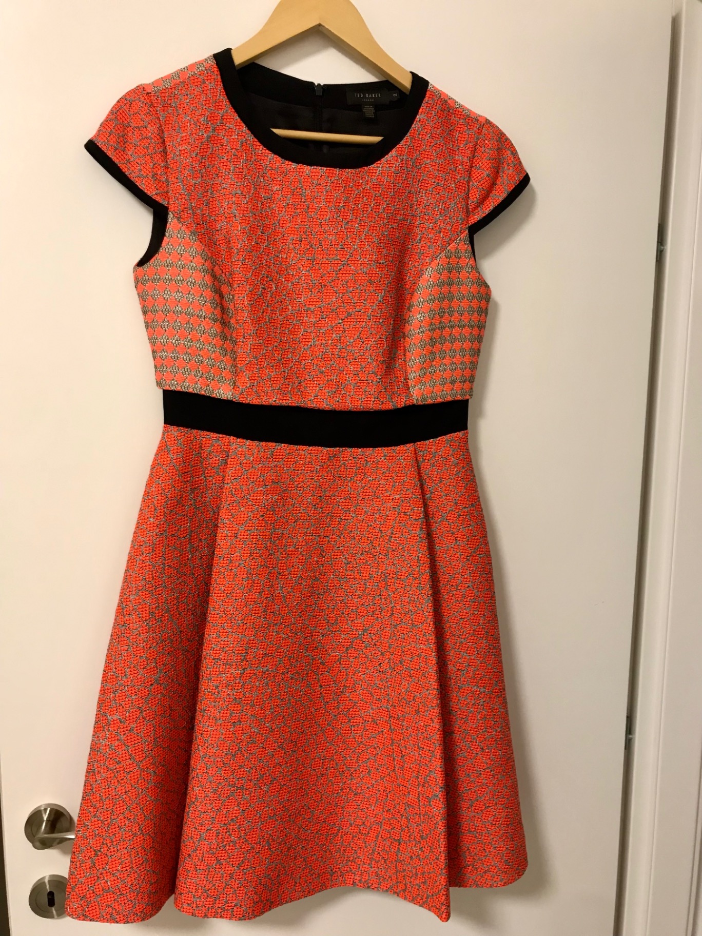 שמלת מידי טד בייקר Ted Baker - טד בייקר יד שנייה בנמיז - Nemyz