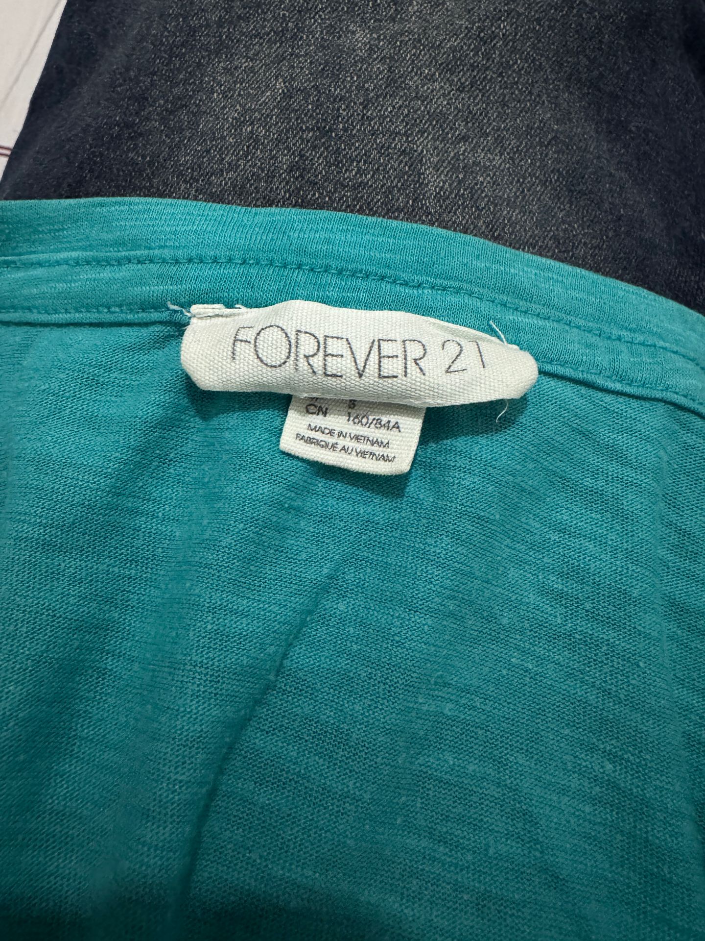 חולצת בייסיק Forever 21 - פוראבר 21 יד שנייה בנמיז - Nemyz