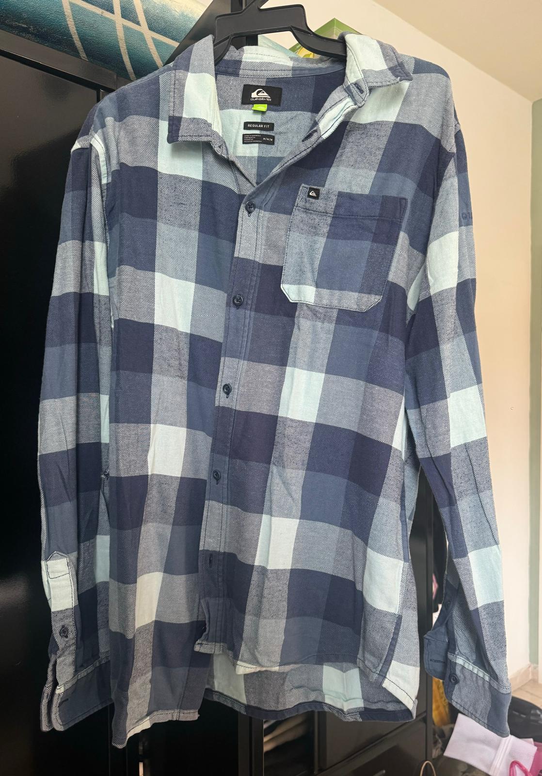 חולצת משבצות תכלת קוואקסילבר – Quiksilver יד שנייה בנמיז - Nemyz