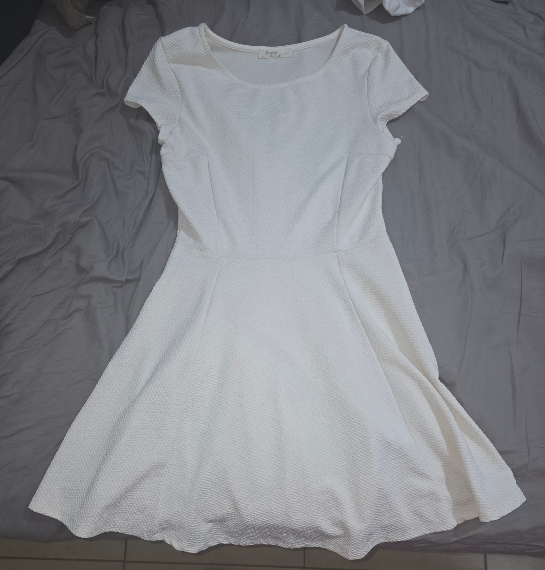 שמלת חג לבנה Bershka – ברשקה יד שנייה בנמיז - Nemyz