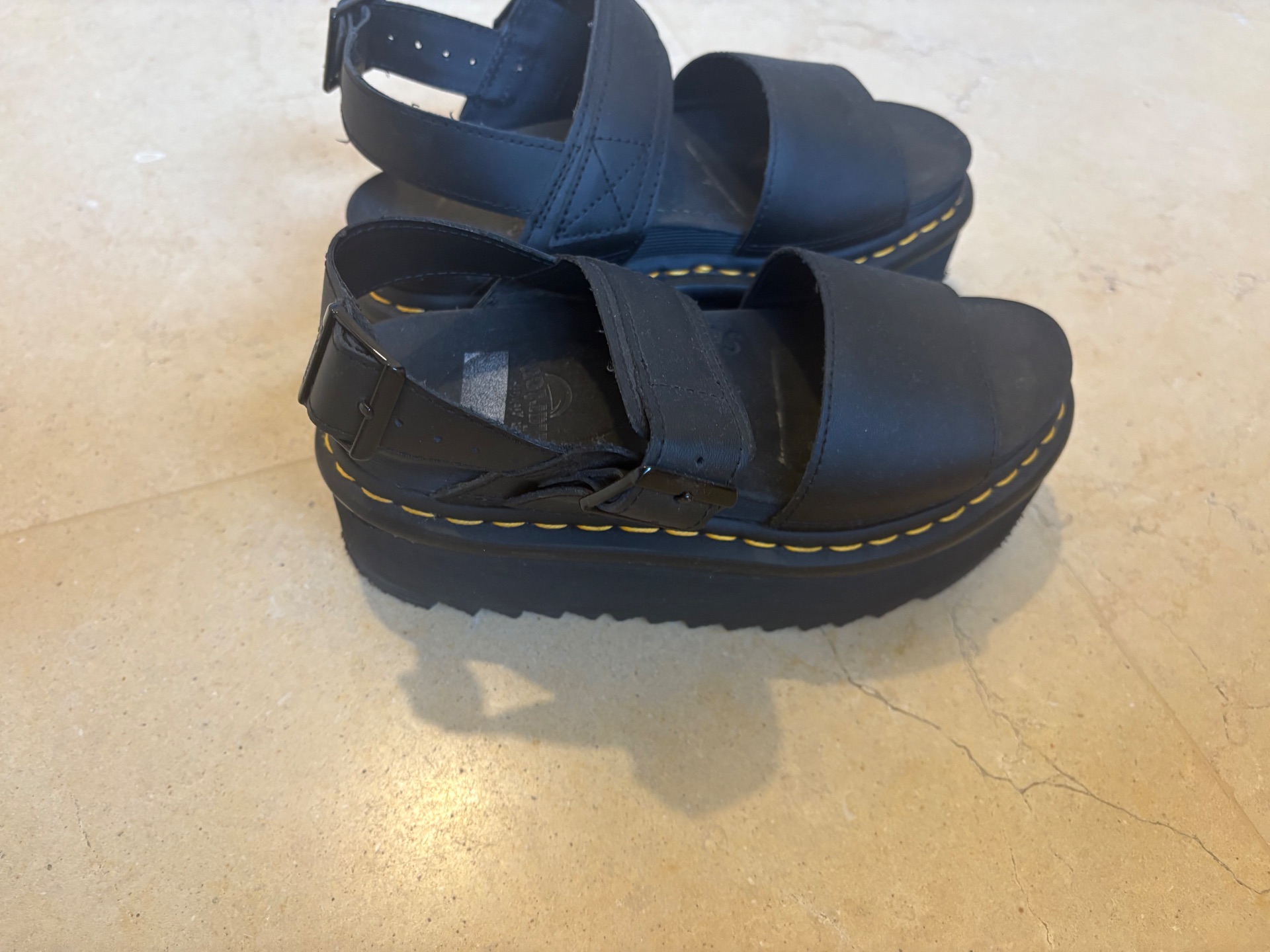 סנדלים ד״ר מרטינס Dr. Martens - ד"ר מרטינס יד שנייה בנמיז - Nemyz
