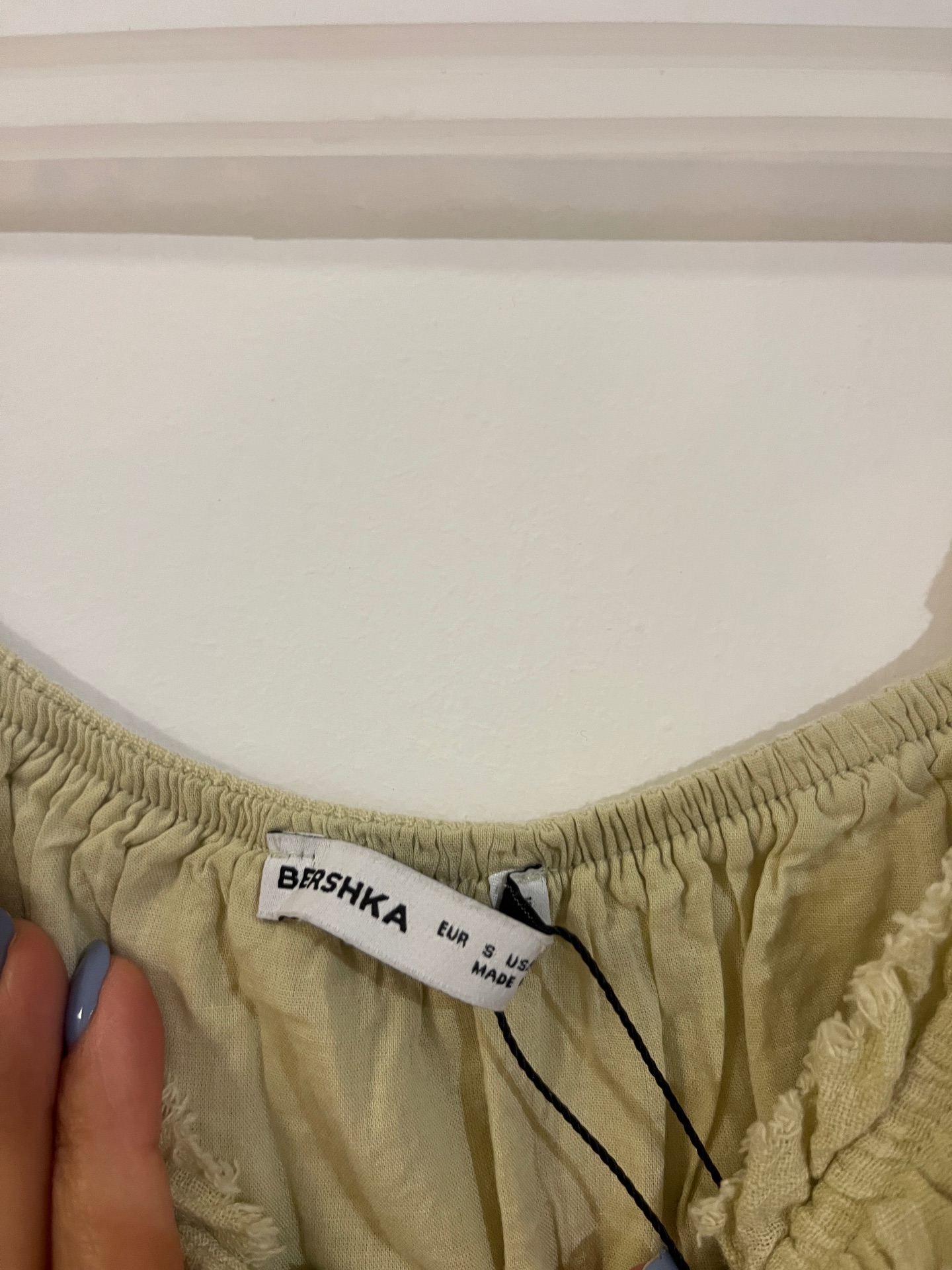 גופיה ירוקה בהירה Bershka – ברשקה יד שנייה בנמיז - Nemyz