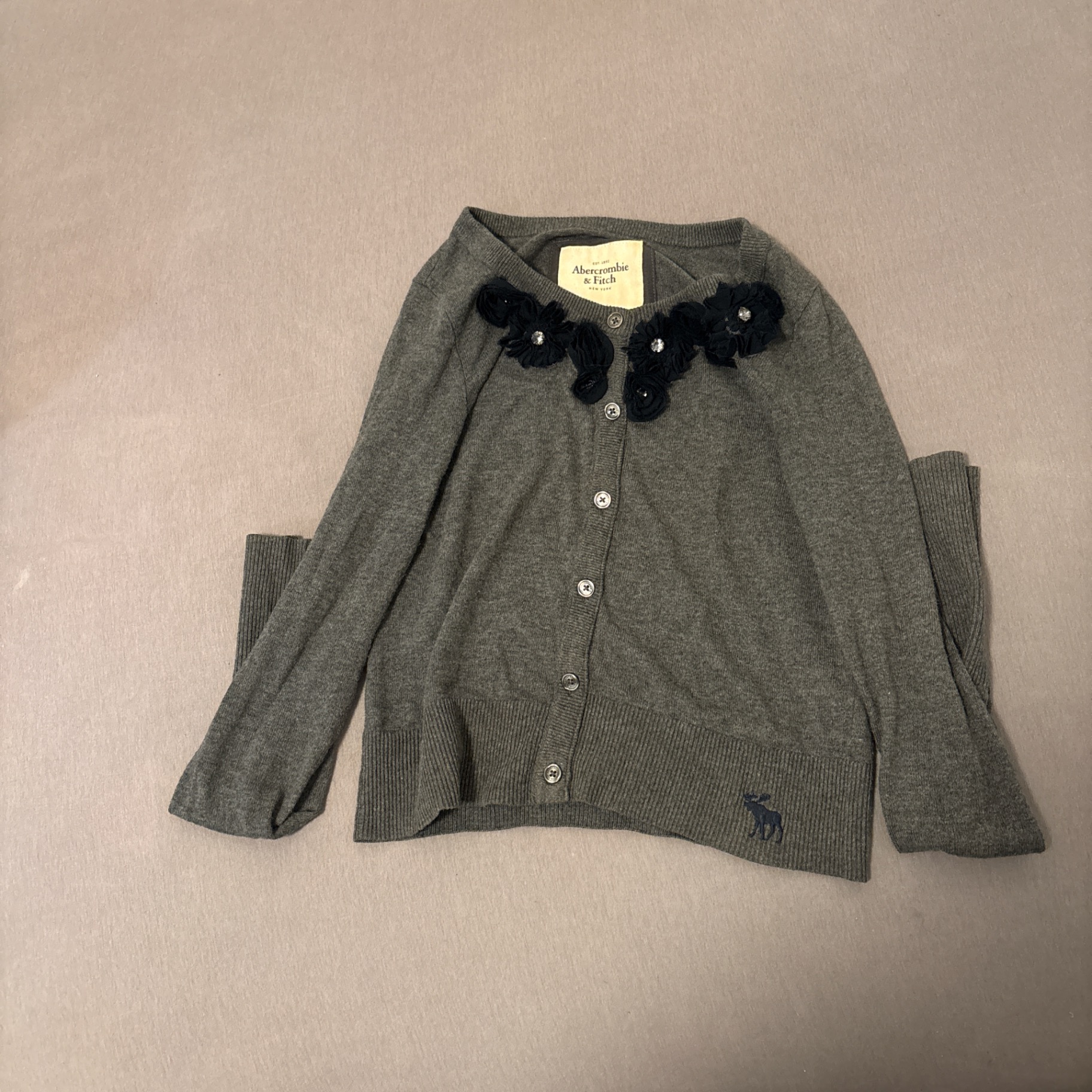 סוודר אפור אברקומבי Abercrombie & Fitch – אברקרומבי אנד פיץ' יד שנייה בנמיז - Nemyz
