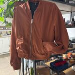 ג׳קט מדהים חמרה S H&M - אייץ' אנד אם יד שנייה בנמיז - Nemyz