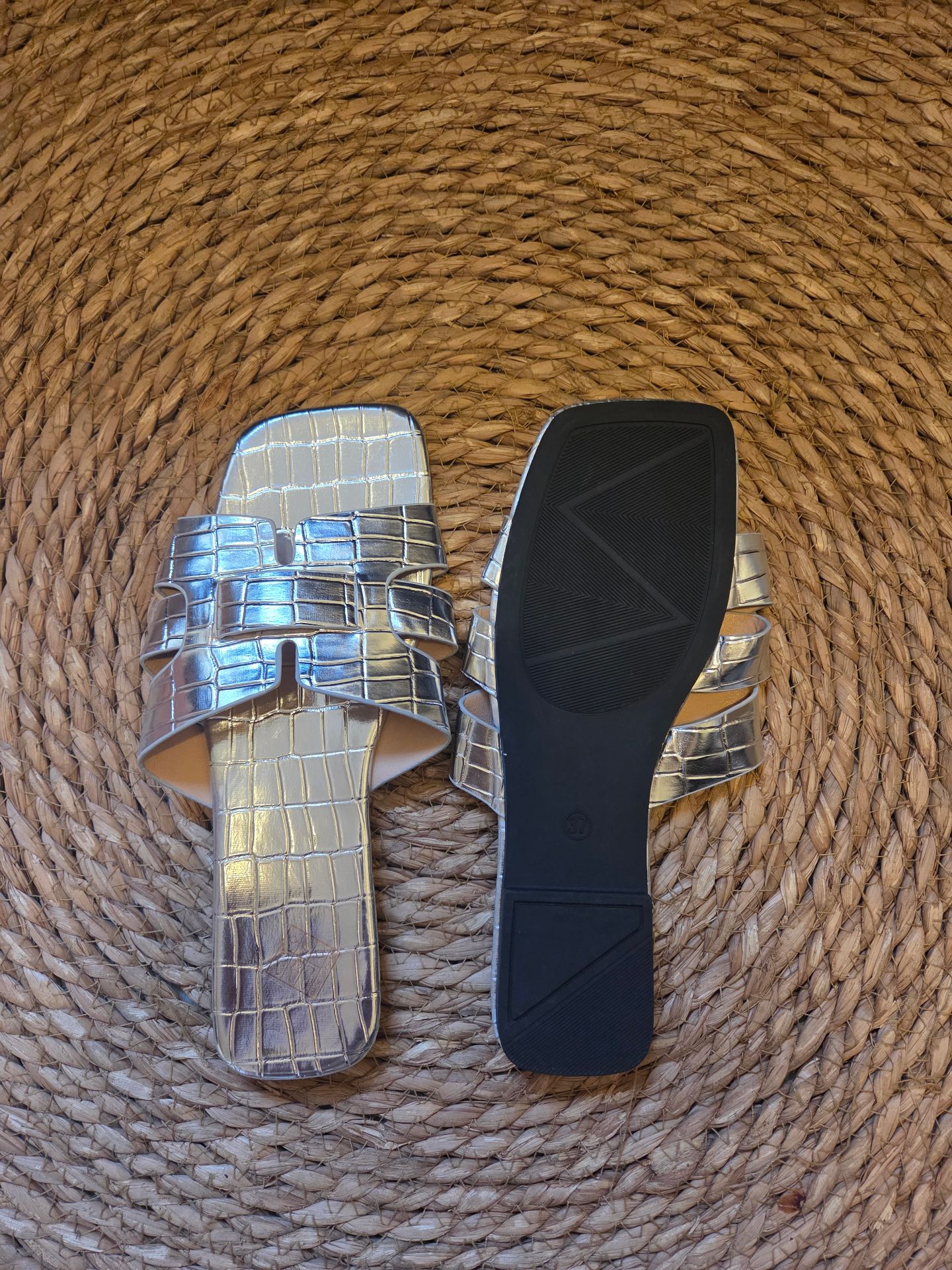 קבקב שטוח כסוף SHEIN – שיין יד שנייה בנמיז - Nemyz