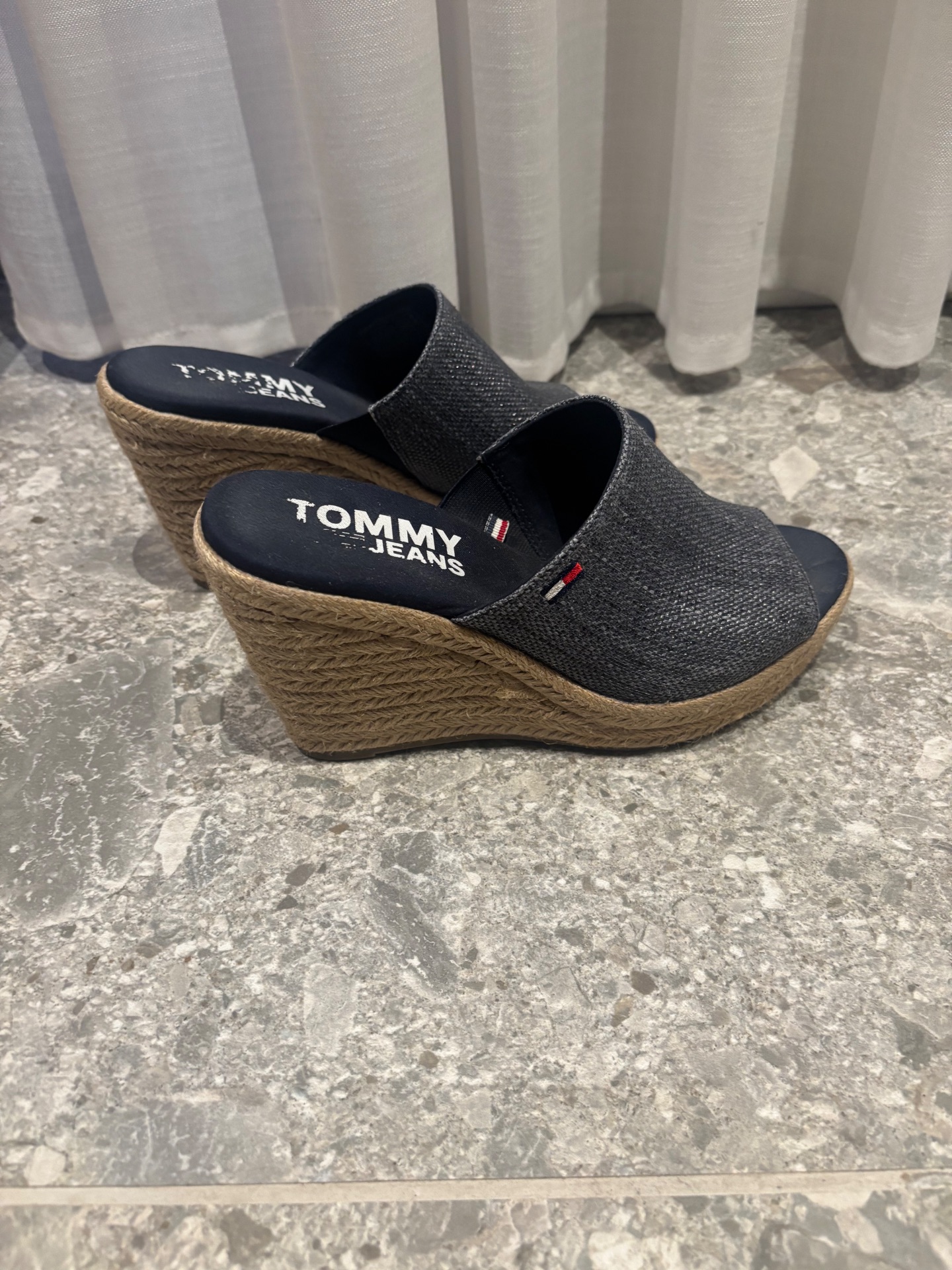 כפכף של טומי Tommy Hilfiger - טומי הילפיגר יד שנייה בנמיז - Nemyz