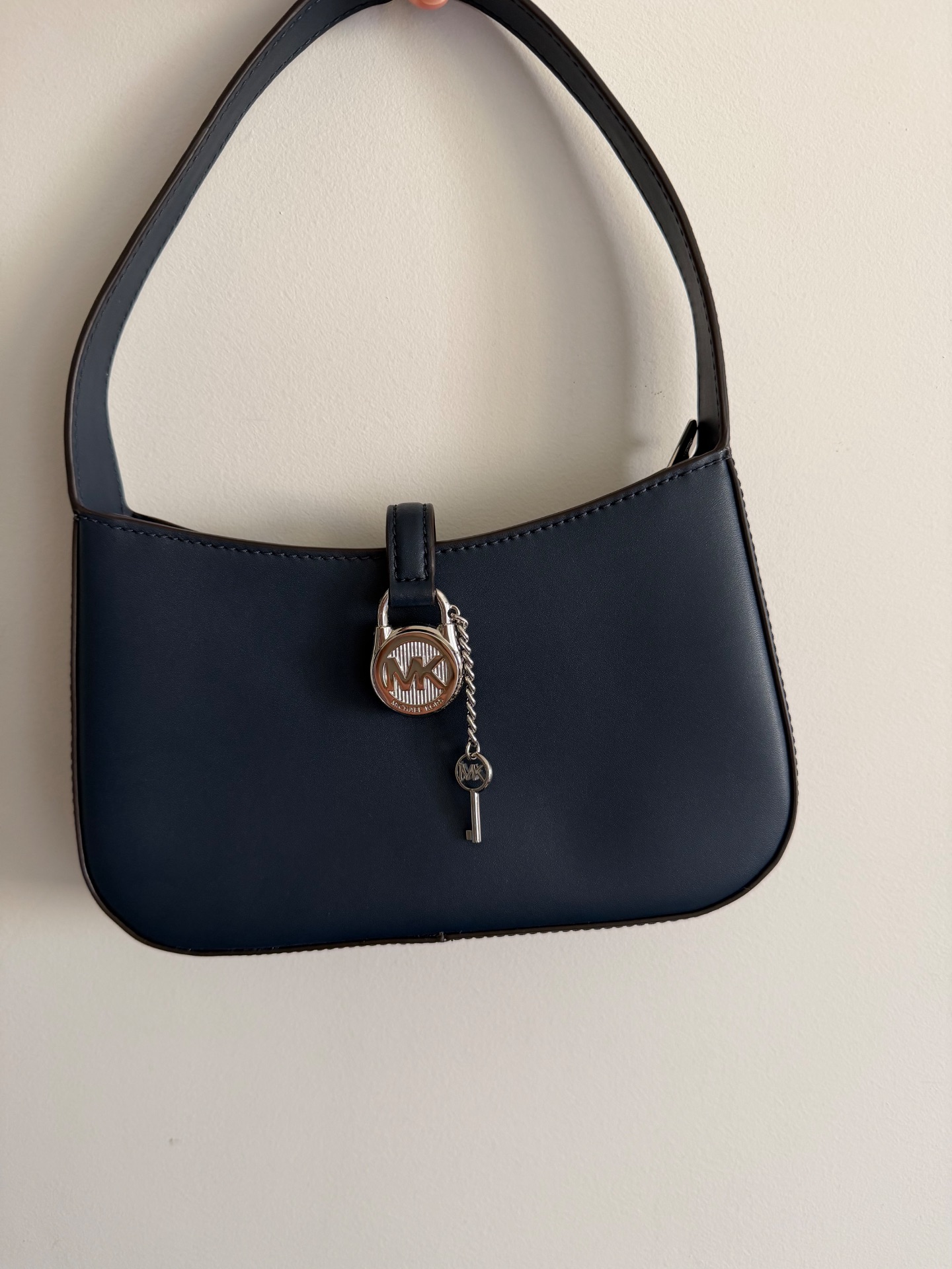 תיק של מייקל קורס מייקל קורס – Michael Kors יד שנייה בנמיז - Nemyz