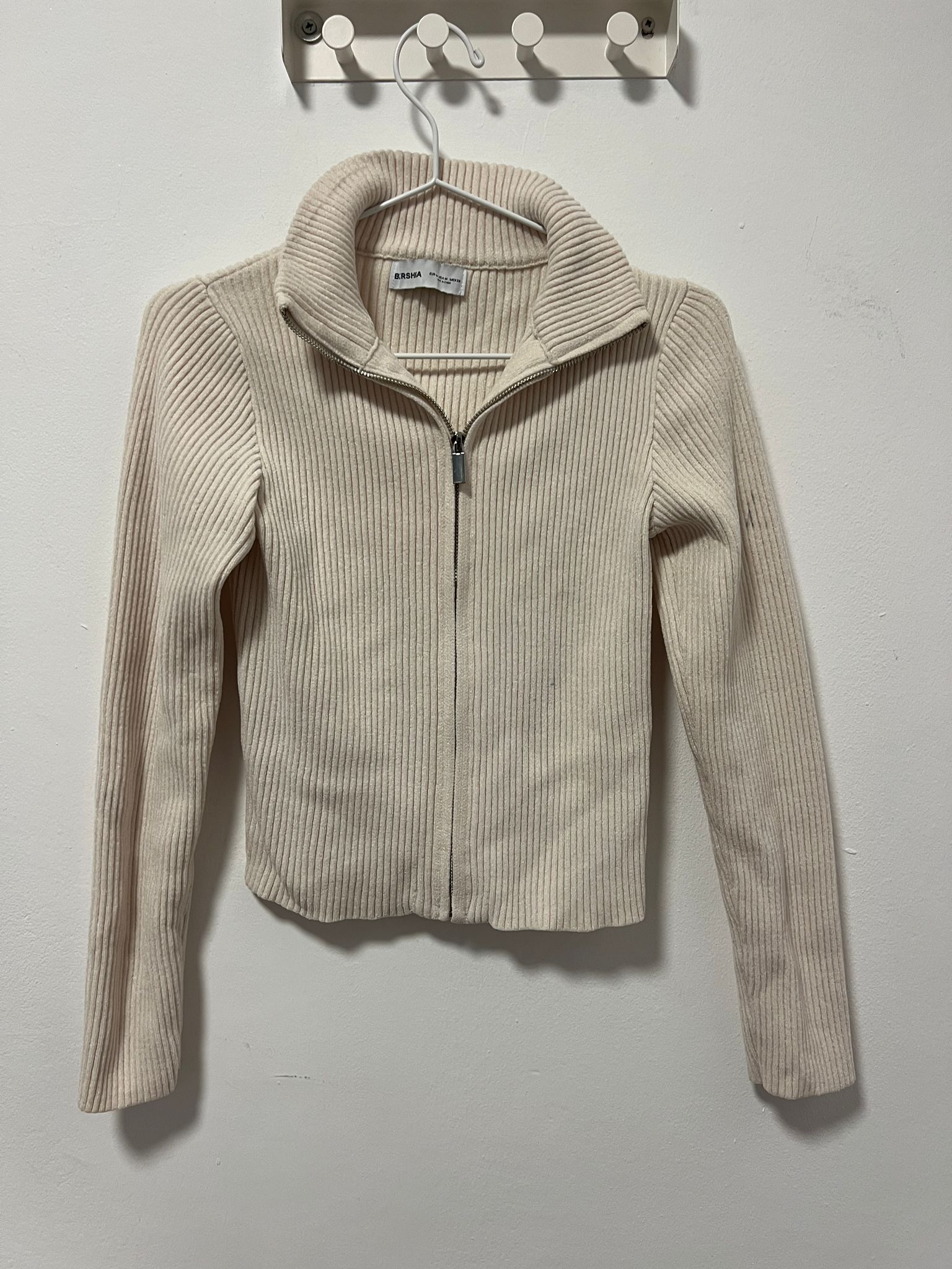 חולצת סריג ריב שמנת Bershka – ברשקה יד שנייה בנמיז - Nemyz
