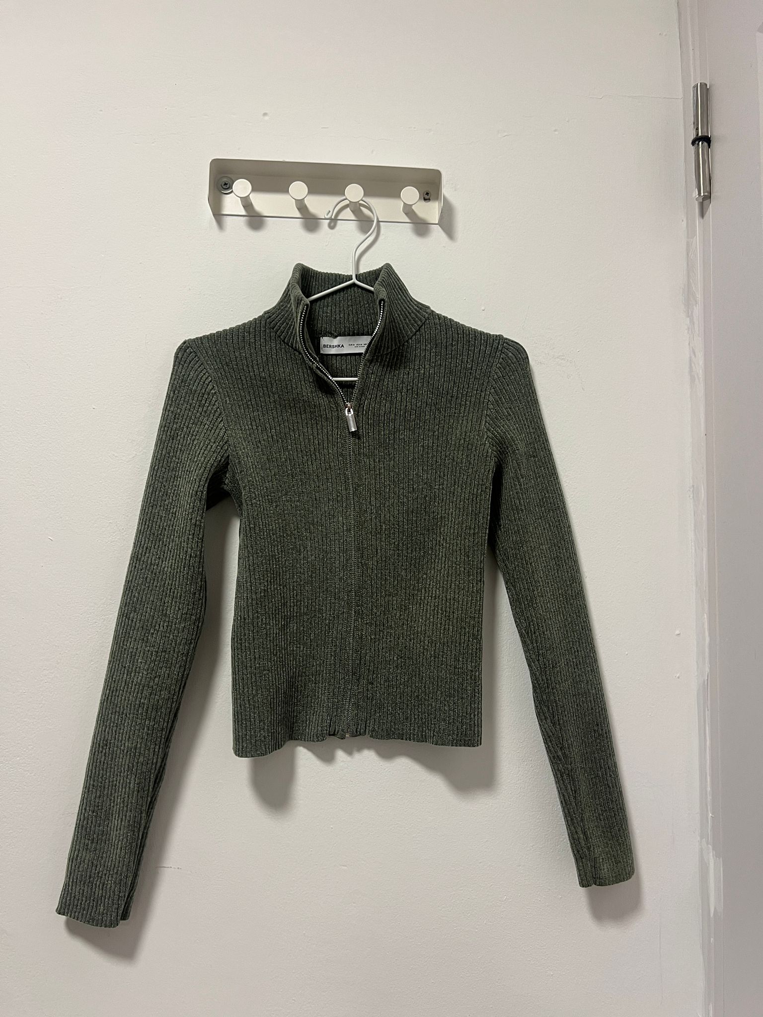חולצת סריג ריב Bershka – ברשקה יד שנייה בנמיז - Nemyz